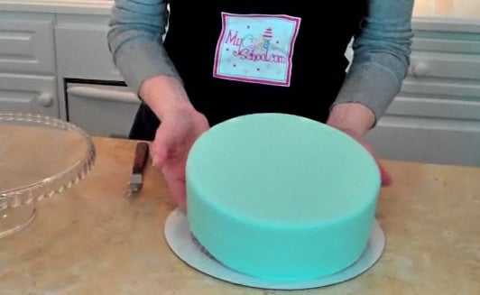Covering Cakes with Fondant- A Cake Decorating Video Tutorial