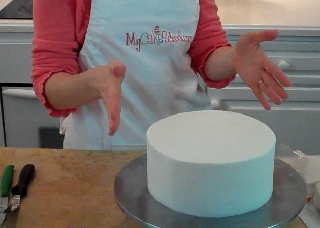 Learn to create flawlessly smooth buttercream in this Viva Paper Towel Method of Smoothing member cake video tutorial by MyCakeSchool.com!