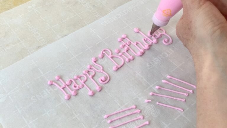 Writing on Cakes with Buttercream