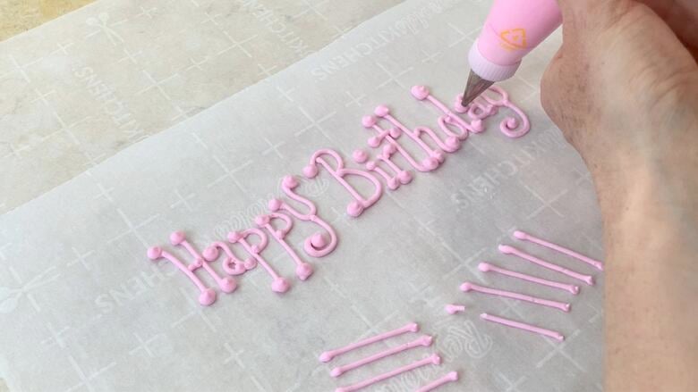 Writing on Cakes with Buttercream