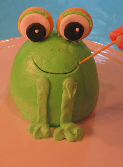 The cutest mini frog cake tutorial by MyCakeSchool.com! Perfect frog cake topper! Free tutorial.