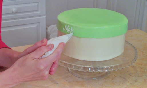 Learn how to make a BEAUTIFUL hat box cake with a frosted lid in this MyCakeSchool.com free tutorial!