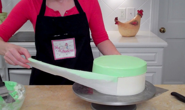 How to make a hat box cake with a frosted buttercream lid! Free tutorial by My CakeSchool!