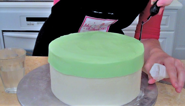 Free Tutorial! How to make a hat box cake with a frosted lid. MyCakeSchool.com.