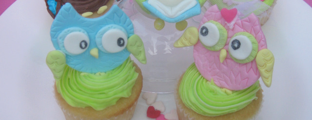Owl cupcake tutorial by MyCakeSchool.com! Learn to make owl cupcake toppers and a 3D owl cake topper in this free tutorial!