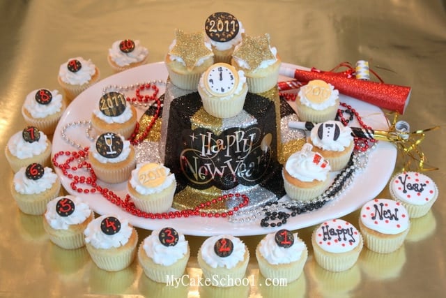 These New Year Cupcakes are the perfect way to celebrate! So much fun! Free tutorial.