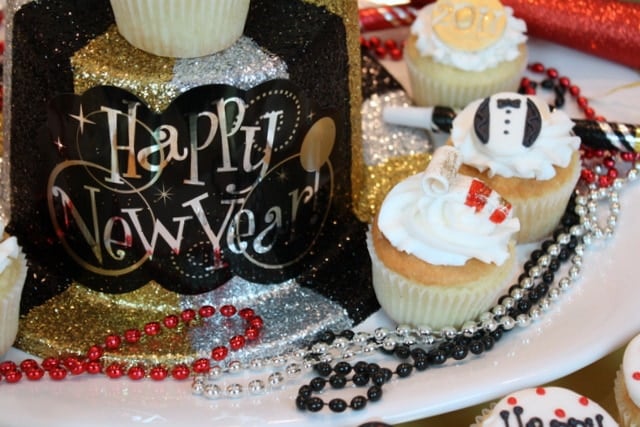 Happy New Year Cupcakes by MyCakeSchool.com! So fun and festive- perfect for New Year's Eve parties!