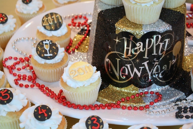 These Happy New Year Cupcakes are so festive and fun! Free cupcake tutorial! Perfect for New Year's celebrations!