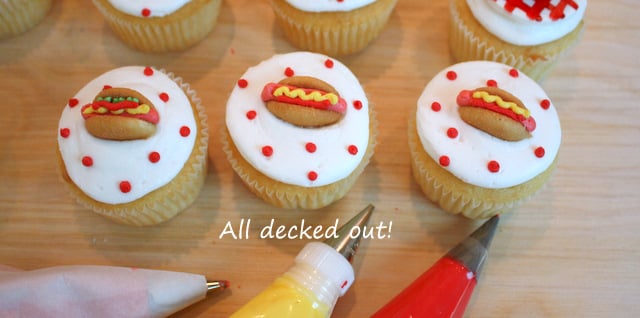 These ADORABLE Cookout Cupcakes are so quick and easy to make! The perfect dessert for cookouts and summer gatherings! My Cake School