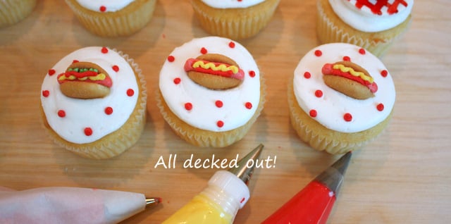 These ADORABLE Cookout Cupcakes are so quick and easy to make! The perfect dessert for cookouts and summer gatherings! My Cake School