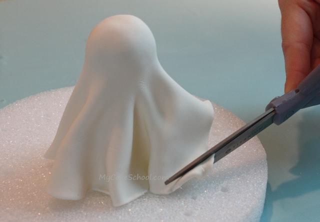 This Ghost Cake Topper Tutorial by MyCakeSchool.com is SO cute and simple! Free Cake Tutorial!