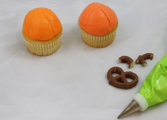 Adorable Pumpkin Cupcakes from MyCakeSchool.com's Free Halloween Cupcake Tutorial! 