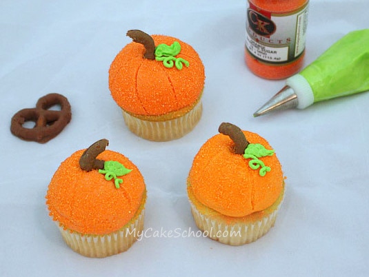 These easy and adorable Pumpkin Cupcakes are perfect for Halloween parties! Free tutorial!