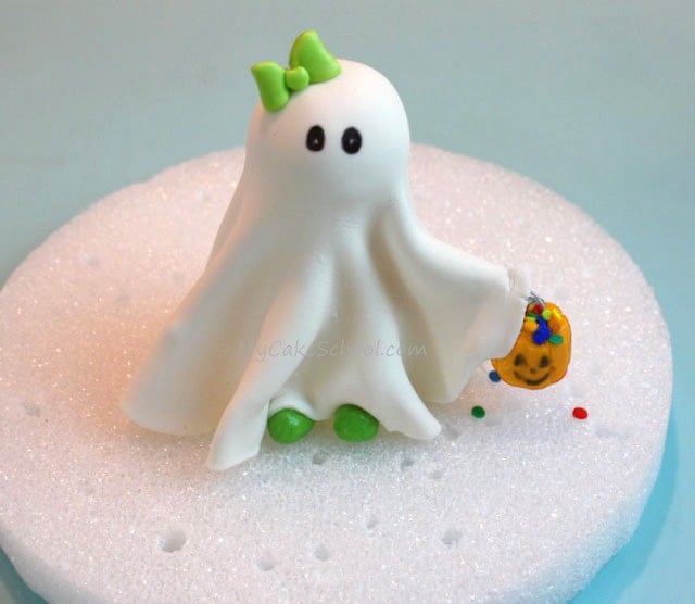 Learn to make an adorable Ghost Cake Topper in this FREE Cake Tutorial by MyCakeSchool.com! Perfect for Halloween parties!