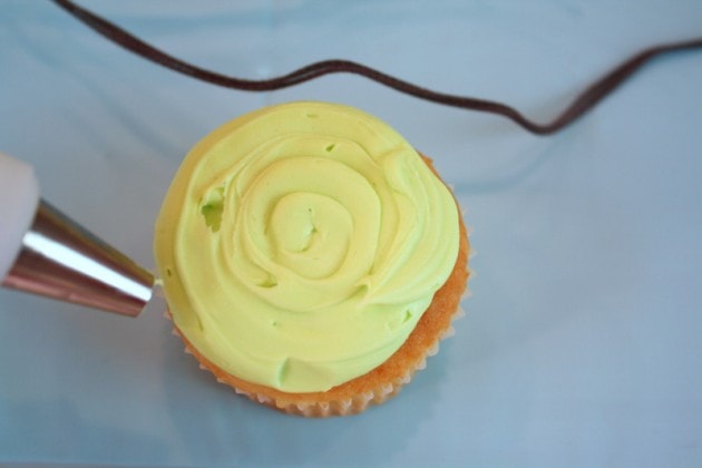 CUTE Buttercream Bird Cupcake Tutorial by MyCakeSchool.com! Love this cupcake idea for baby showers and young birthdays!