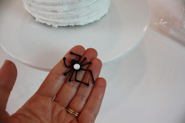 Learn how to make a creepy chocolate spider cake in this free tutorial by MyCakeSchool.com! Perfect for Halloween parties!