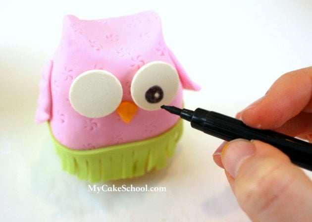 So CUTE! Free Hula Owl Cake Topper Tutorial by MyCakeSchool.com! Perfect for luau or pool parties!