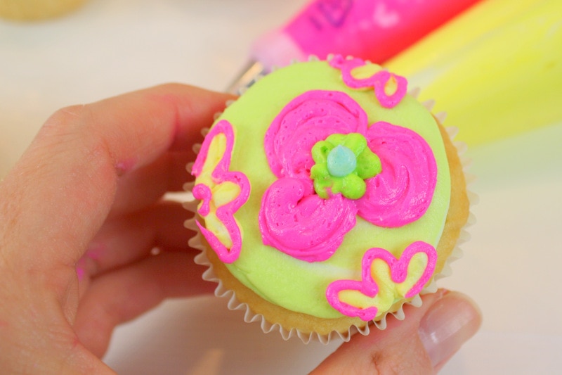 Bright and Cheerful Buttercream Cupcake Tutorial! Lilly Pulitzer Inspired. Free Tutorial by MyCakeSchool.com. Online Cake Decorating Tutorials, Videos, and Recipes! 