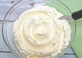 The BEST White Chocolate Buttercream Frosting Recipe by MyCakeSchool.com! So easy and delicious!