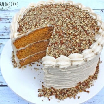 Moist and Delicious Pumpkin Praline Cake with Spiced Cream Cheese Frosting. The most AMAZING cake recipe for fall and Thanksgiving gatherings!