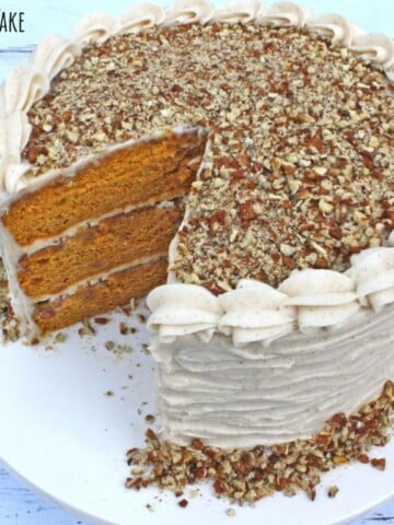 Moist and Delicious Pumpkin Praline Cake with Spiced Cream Cheese Frosting. The most AMAZING cake recipe for fall and Thanksgiving gatherings!