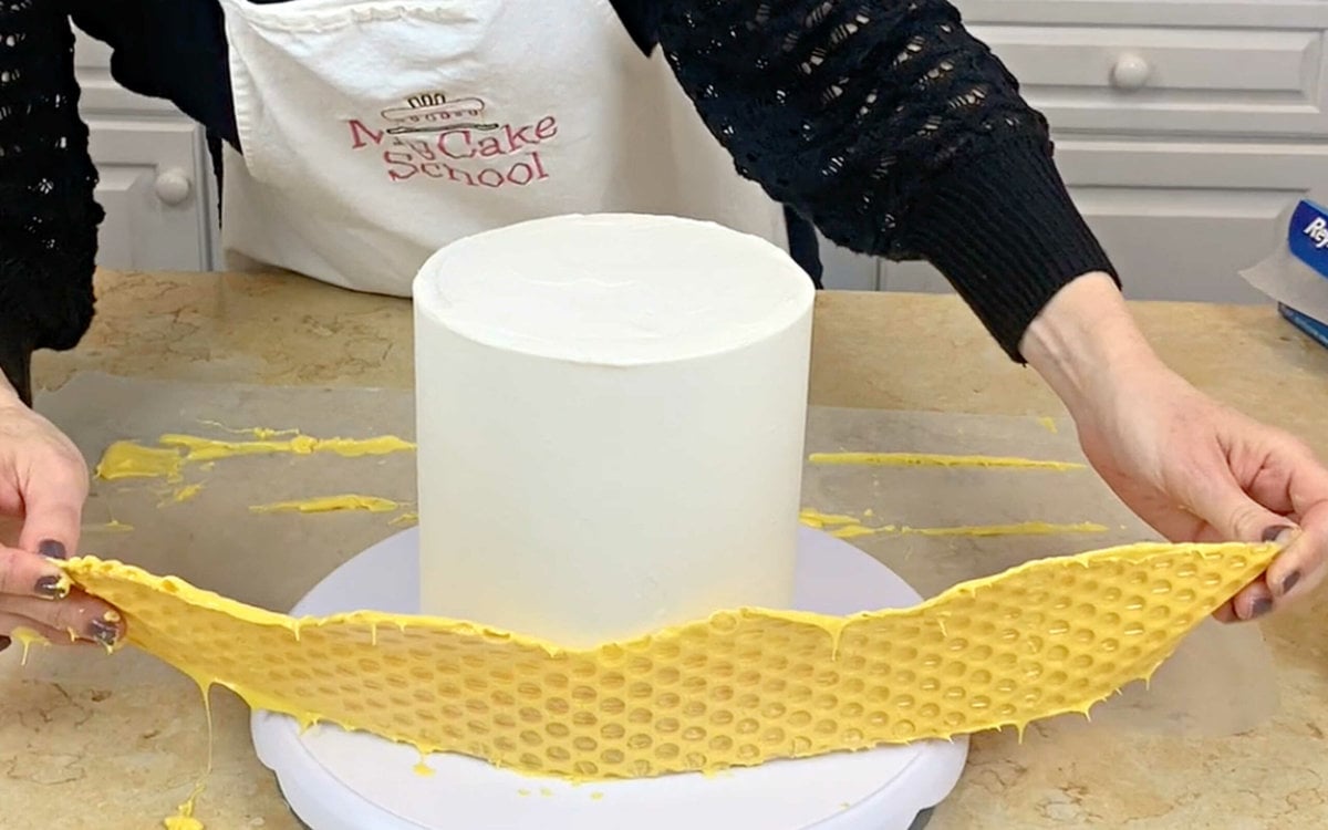 Wrapping the strip of bubble wrap around chilled cake