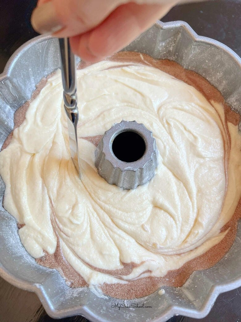 Running knife through the cake batter for Marbling