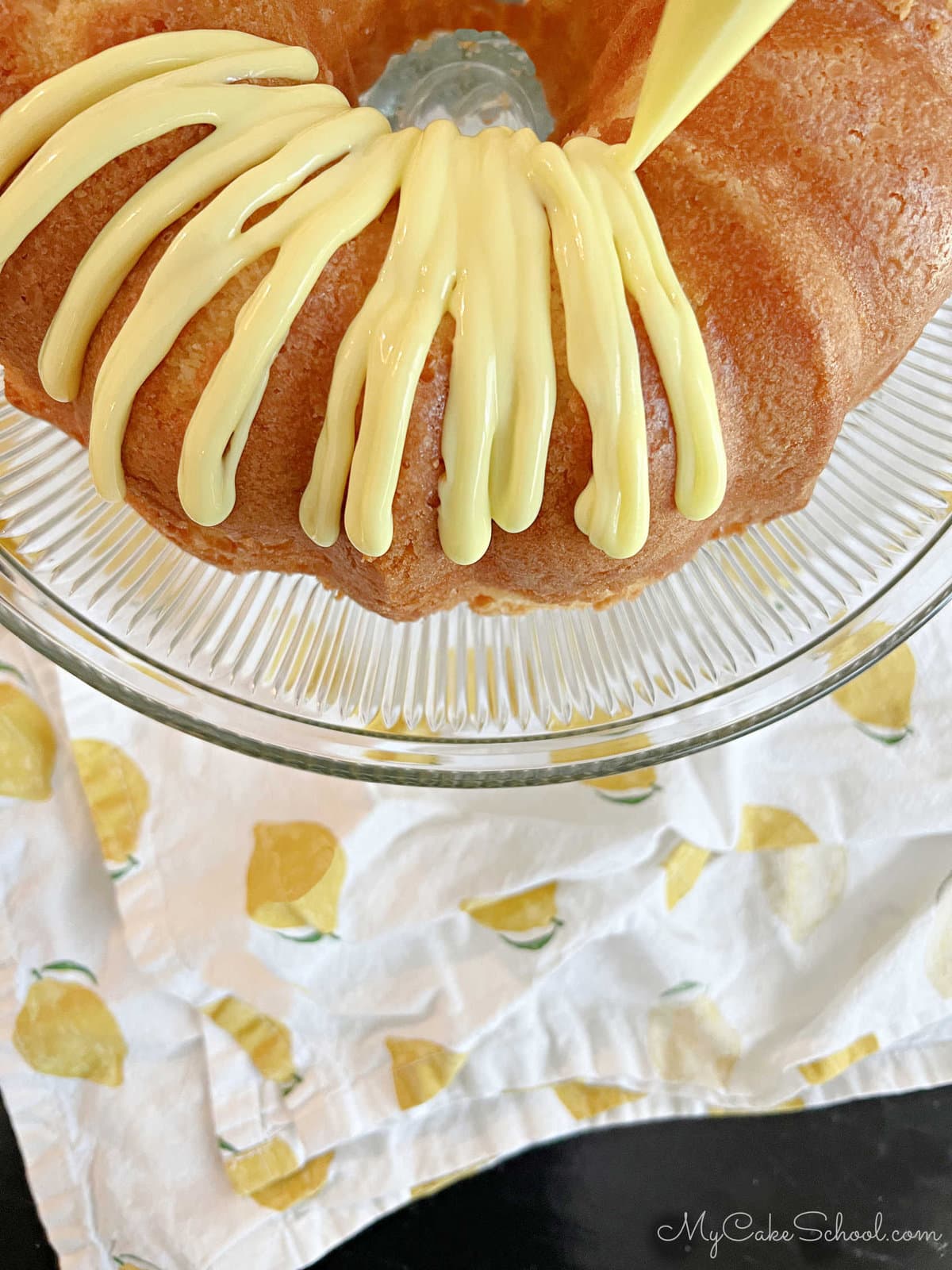 Glazing lemonade cake with lemon glaze