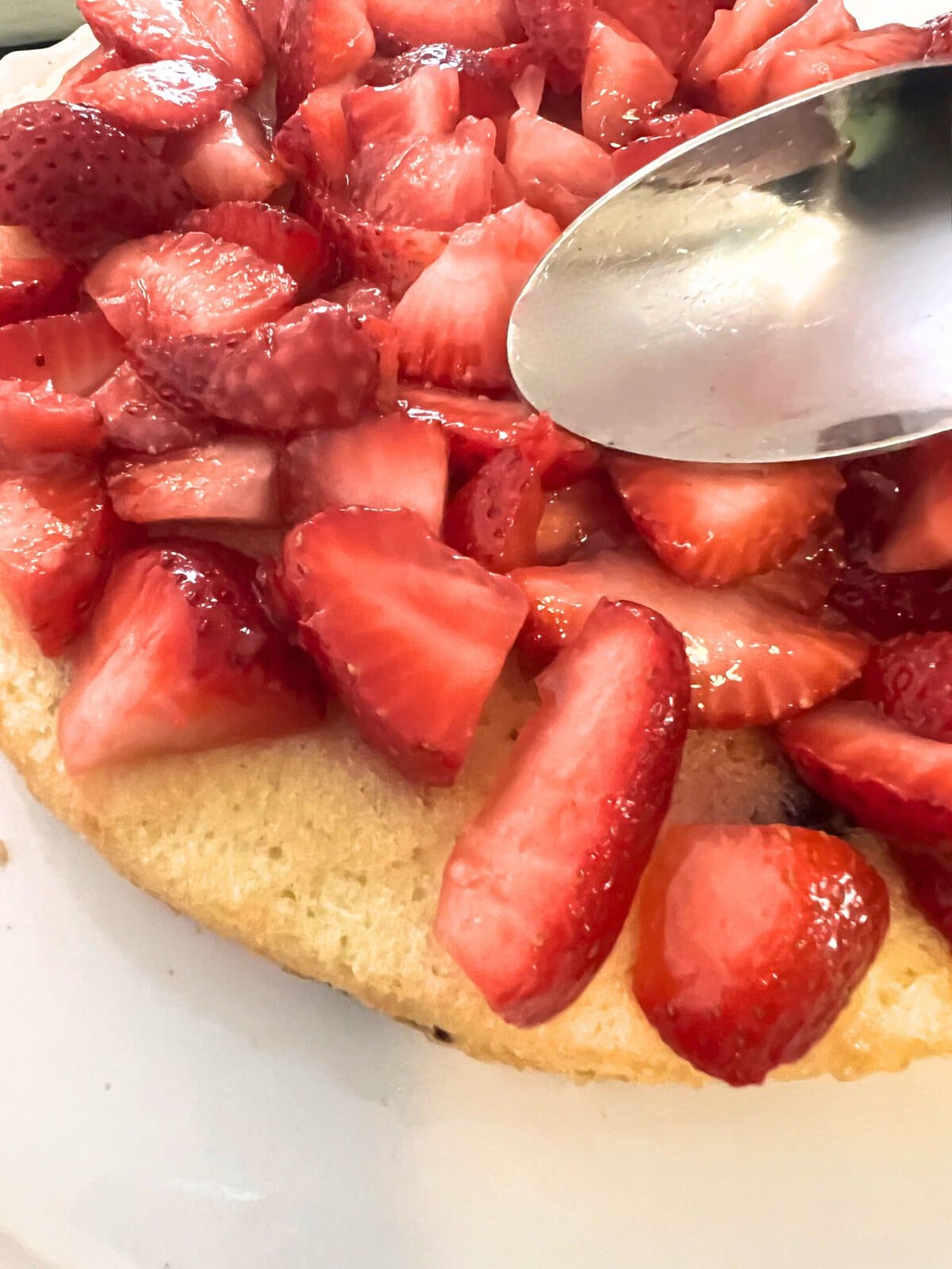 Topping the cake layer with strawberries.